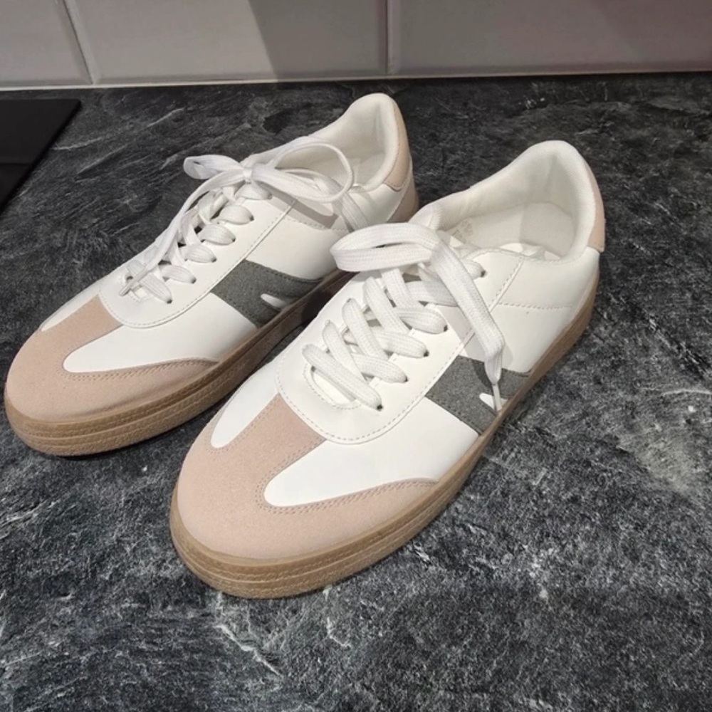 Chic White and Beige Sneakers with Gray Accents